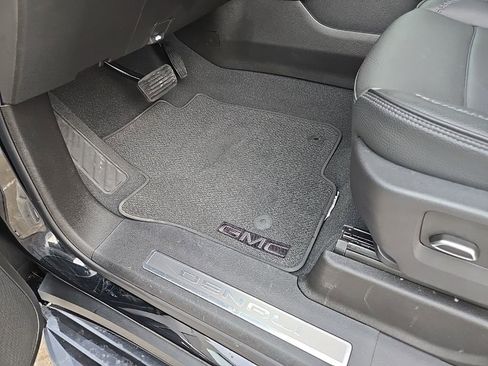 Used 2025 GMC Yukon Denali image 41