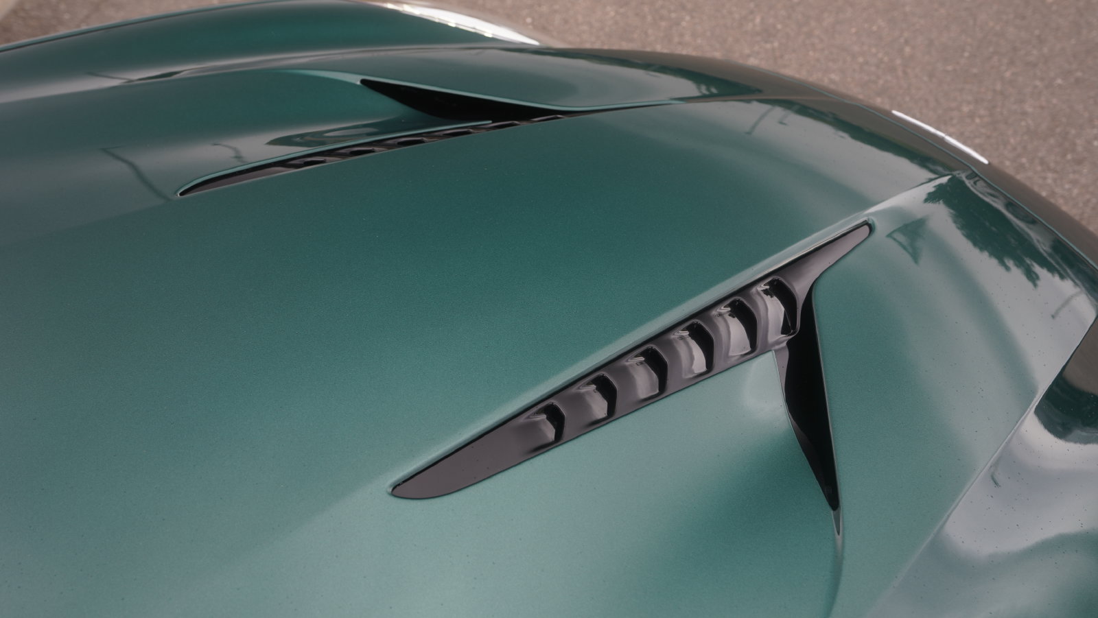 Used 2025 Aston Martin Vanquish RWD image 23