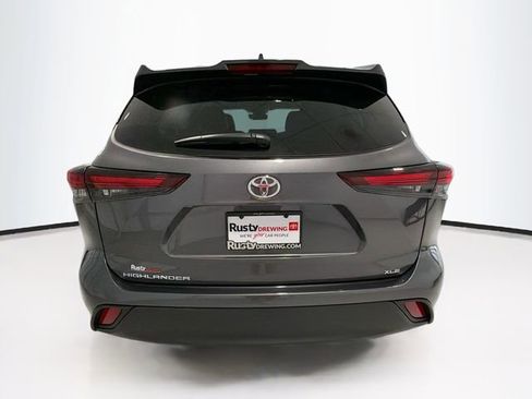 Certified 2025 Toyota Highlander XLE FWD image 6