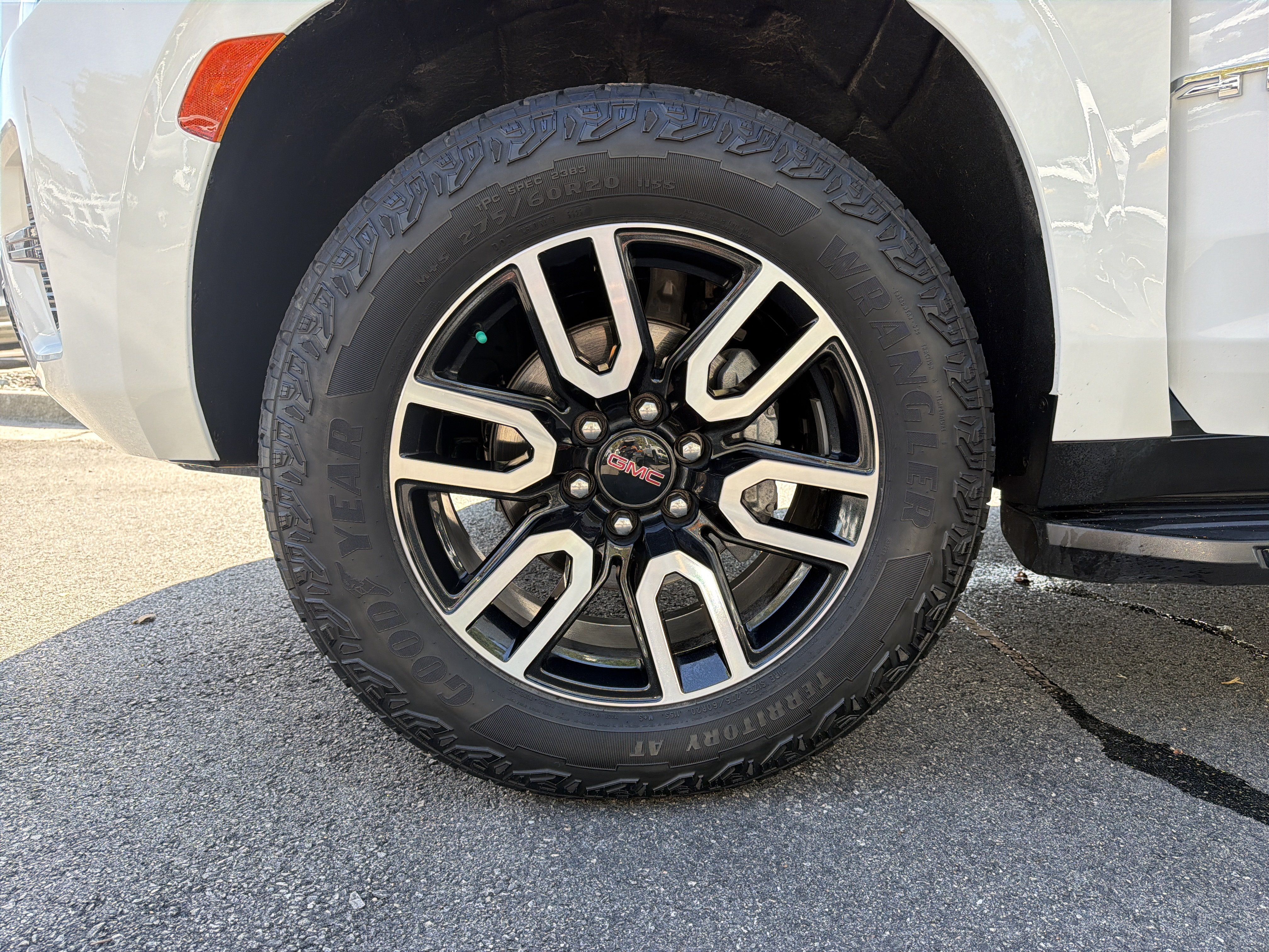 Used 2024 GMC Yukon AT4 AWD/4WD image 13
