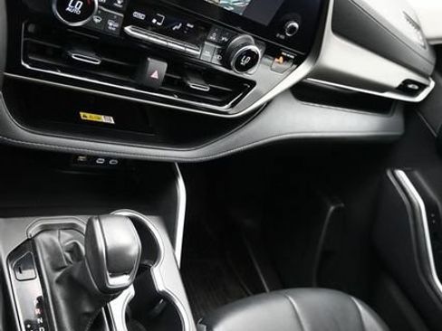 Used 2023 Toyota Highlander XLE FWD image 16