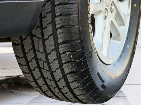 Used 2023 Jeep Grand Cherokee Laredo RWD image 6