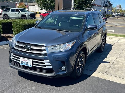 Used 2017 Toyota Highlander XLE AWD/4WD image 3