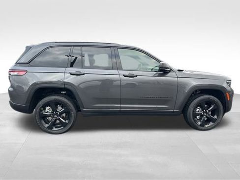 New 2025 Jeep Grand Cherokee Altitude image 8