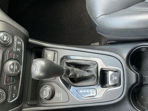 Used 2019 Jeep Cherokee Limited image 18