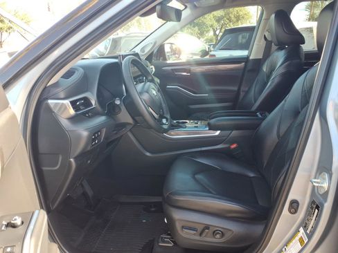 Used 2023 Toyota Highlander Platinum FWD image 15