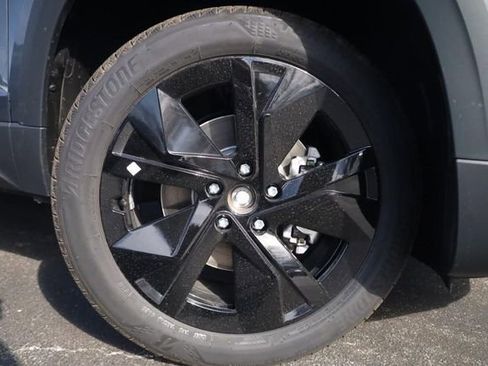 New 2026 Volkswagen Taos SE image 2