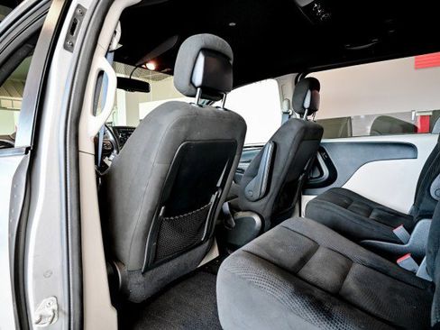 Used 2017 Dodge Grand Caravan SE image 19