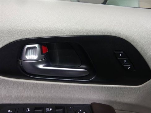 Used 2020 Chrysler Pacifica Touring-L w/ Tire & Wheel Group FWD image 20