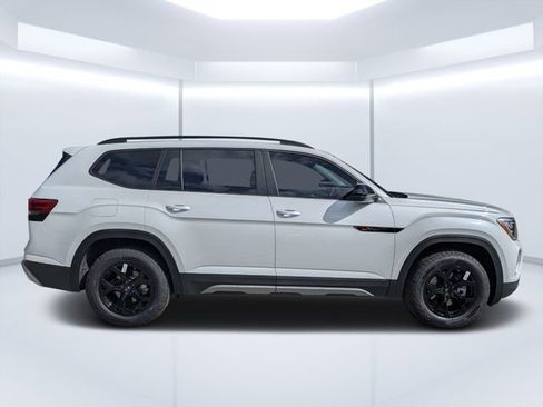 New 2026 Volkswagen Atlas Peak Edition image 2