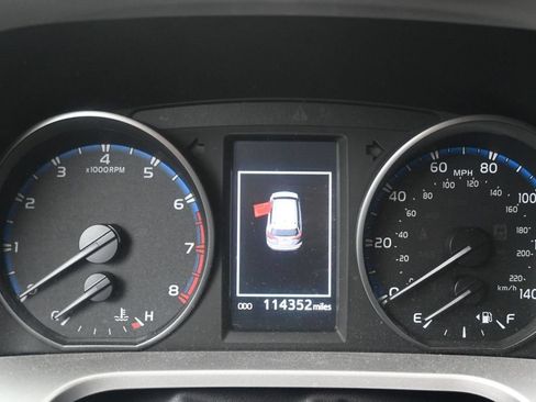 Used 2018 Toyota RAV4 LE FWD image 13