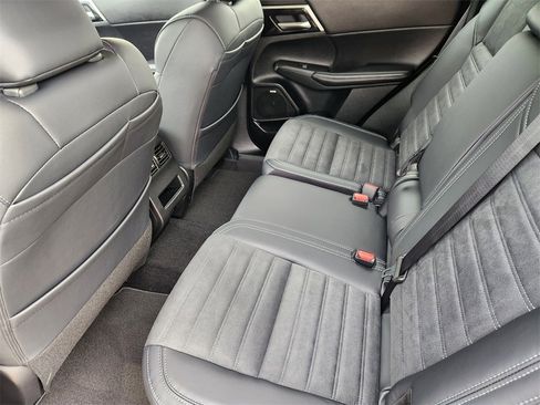 New 2025 Mitsubishi Outlander SE image 19