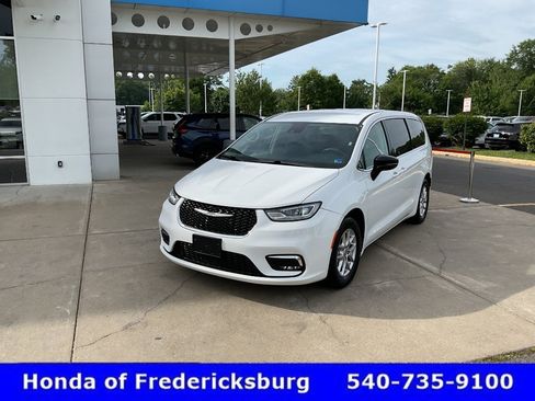 Used 2024 Chrysler Pacifica Touring-L FWD image 2