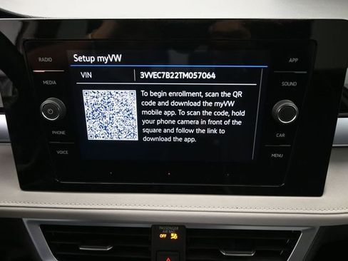 New 2026 Volkswagen Taos SE image 3