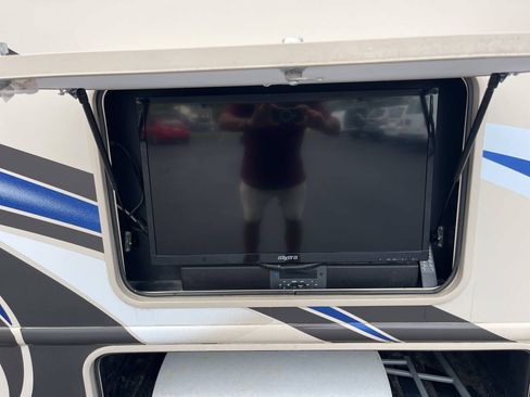 Used 2018 Ford E-450 and Econoline 450 Super Duty w/ Motorhome Prep Package RWD image 22