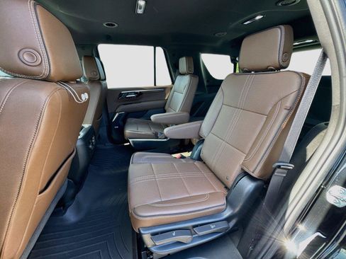 Used 2025 Chevrolet Tahoe High Country AWD/4WD image 12