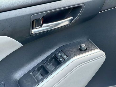 Used 2021 Toyota Highlander XLE AWD/4WD image 14