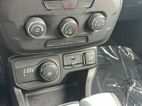 Used 2019 Jeep Renegade Sport w/ Sport Appearance Group AWD/4WD image 22