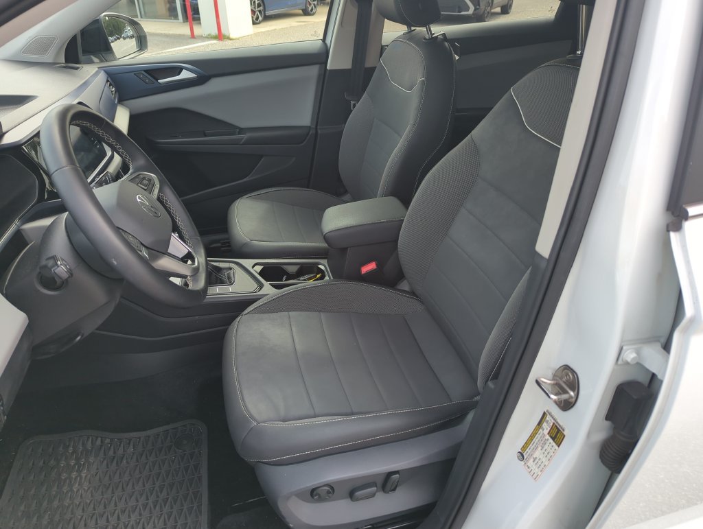 Used 2023 Volkswagen Taos SE w/ Panoramic Sunroof Package FWD image 12