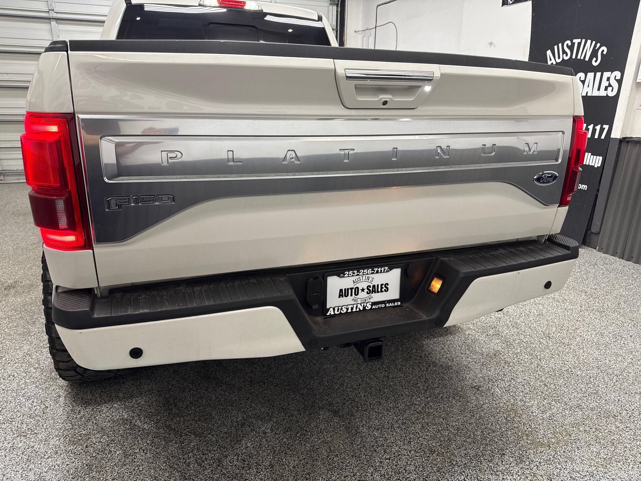 Used 2016 Ford F150 Platinum w/ Equipment Group 701A Luxury AWD/4WD image 4