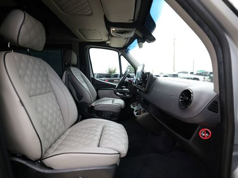 Used 2021 Mercedes-Benz Sprinter 3500 image 9