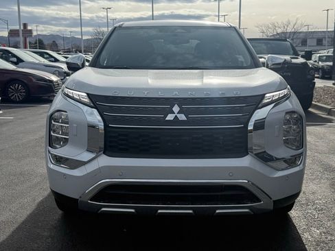 Used 2025 Mitsubishi Outlander SE image 2
