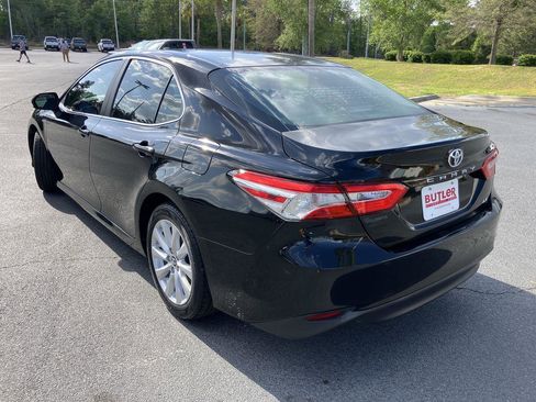 Used 2018 Toyota Camry LE image 3
