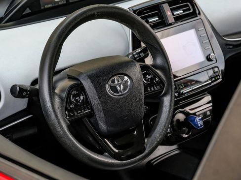 Used 2020 Toyota Prius LE image 18