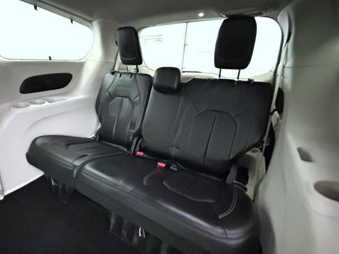 Used 2022 Chrysler Pacifica Touring-L FWD image 18