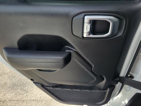 Used 2024 Jeep Gladiator Sport AWD/4WD image 17