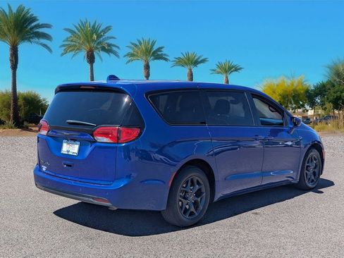 Used 2020 Chrysler Pacifica Touring w/ S Appearance Package FWD image 5