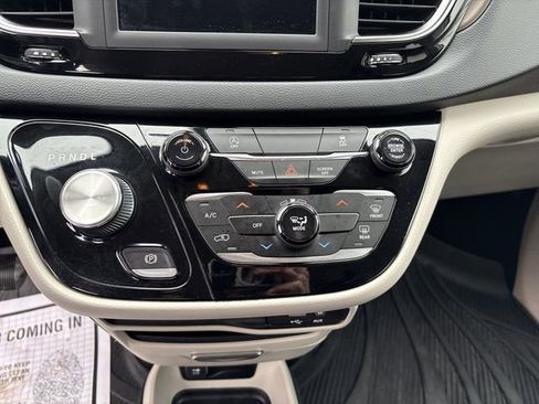 Used 2020 Chrysler Voyager L image 30