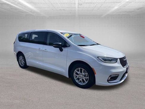Used 2024 Chrysler Pacifica Touring-L FWD image 4