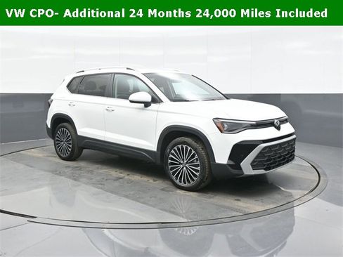 Certified 2025 Volkswagen Taos SE image 1