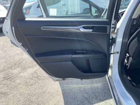 Used 2018 Ford Fusion SE w/ Equipment Group 602A FWD image 19