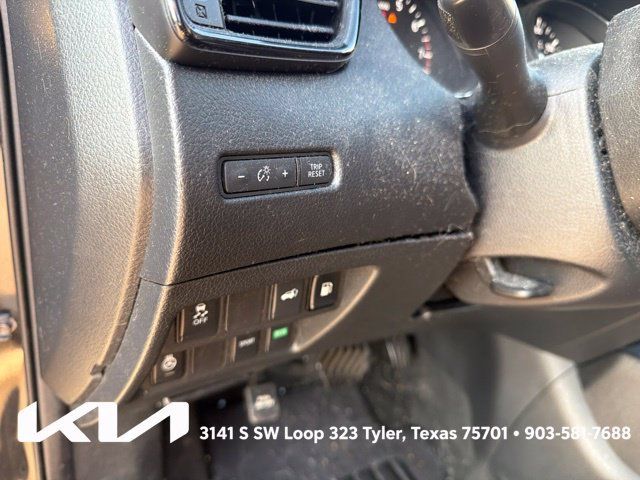 Used 2018 Nissan Rogue SV w/ Premium Package FWD image 16