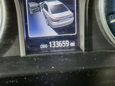 Used 2017 Toyota Camry LE w/ Moonroof Package FWD image 18