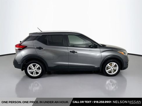 Used 2019 Nissan Kicks S FWD image 4