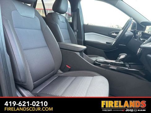 Used 2025 Chevrolet Trax LT w/ LT Convenience Package image 15