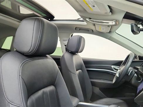 Used 2024 Audi Q8 e-tron Premium image 21