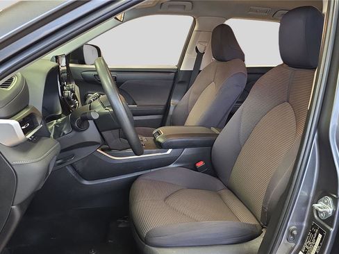 Used 2023 Toyota Highlander L image 11