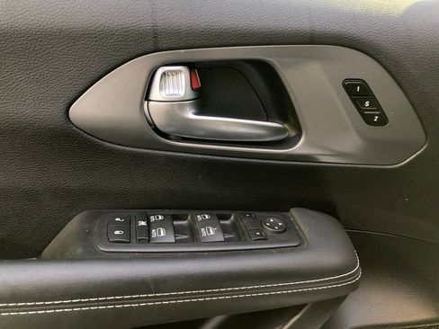 Used 2025 Chrysler Pacifica Select image 13