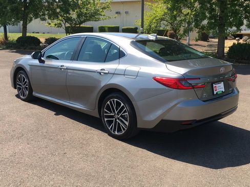 Used 2025 Toyota Camry XLE AWD/4WD image 4