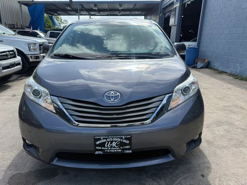 Used 2011 Toyota Sienna XLE w/ Entertainment Pkg FWD image 2