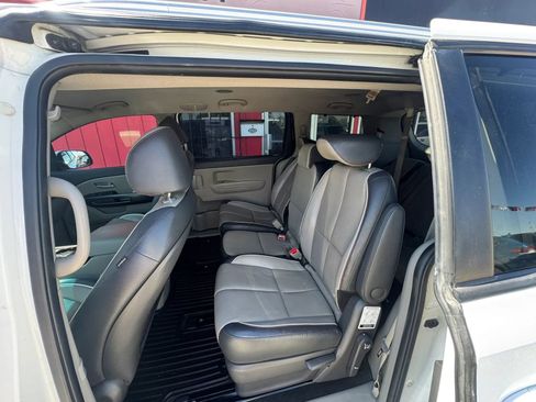 Used 2017 Kia Sedona LX w/ LX Essentials Premium Package FWD image 11