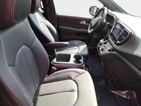 New 2026 Chrysler Pacifica Select image 10