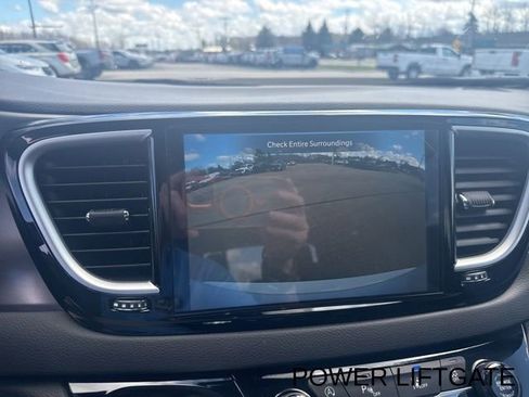 Used 2026 Chrysler Pacifica Select image 12