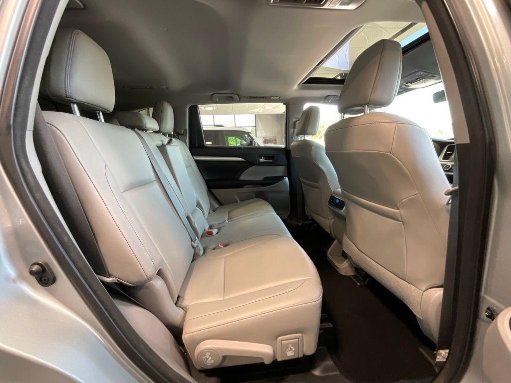Used 2018 Toyota Highlander XLE AWD/4WD image 21