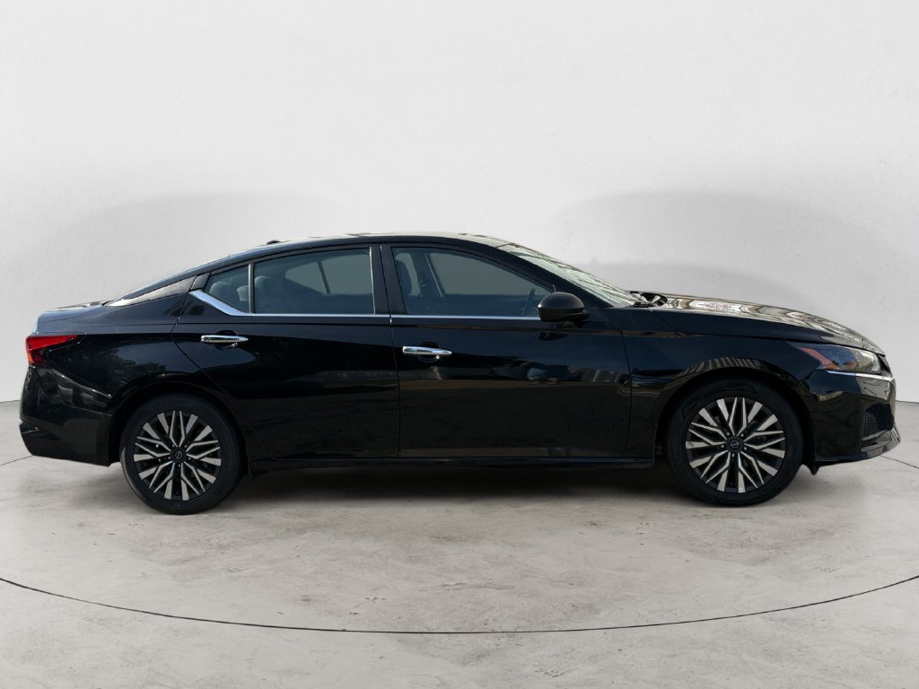 Used 2024 Nissan Altima 2.5 SV FWD image 2