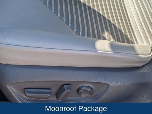 Used 2018 Toyota Camry SE w/ Moonroof Package FWD image 11